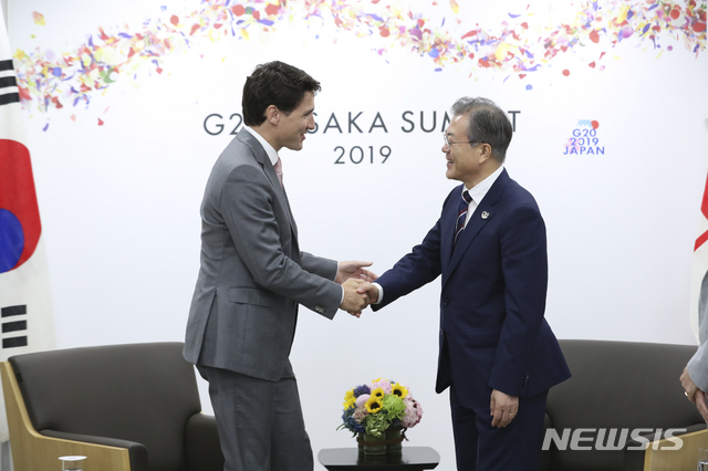 【오사카(일본)=뉴시스】박진희 기자 = G20정상회의 마지막 날인 29일 문재인 대통령이 인텍스 오사카 양자회담장에서 쥐스탱 트뤼도 캐나다 총리와 한·캐나다 정상회담에 앞서 악수를 하고 있다. 2019.06.29. pak7130@newsis.com