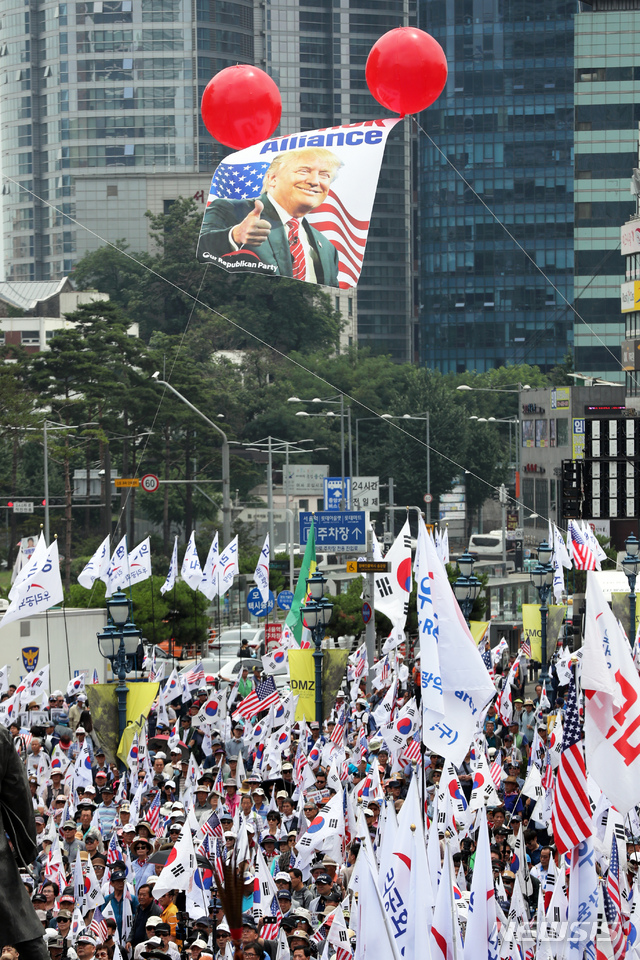 【서울=뉴시스】 이윤청 기자 = 우리공화당(구 대한애국당) 등으로 구성된 천만인무죄석방본부가 29일 서울 용산구 서울역 앞에서 도널드 트럼프 미국 대통령 방한 환영 집회를 열고 있다. 2019.06.29. radiohead@newsis.com