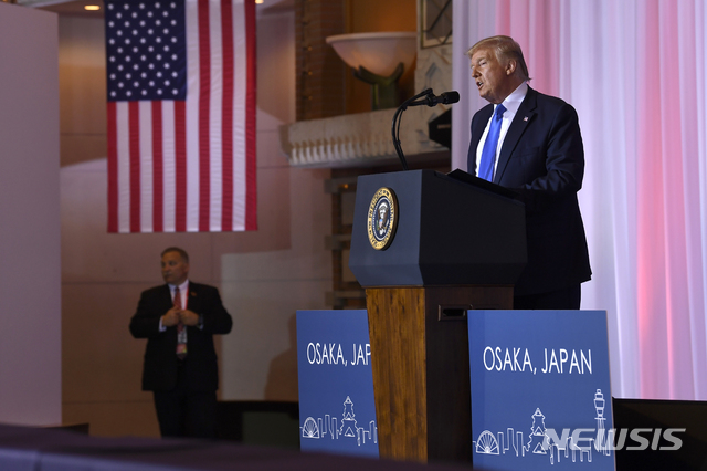 【오사카(일본)=AP/뉴시스】도널드 트럼프 미 대통령이 29일 일본 오사카(大阪)에서 기자회견을 열고 있다. 트럼프 대통령은 중국에 대한 추가 관세 부과를 당분간 취소한다고 밝히고 한국 비무장지대(DMZ)에서 김정은 북한 국무위원장을 만나 북한 땅을 밟더라도 매우 편안할 것이라고 말했다. 2019.6.29