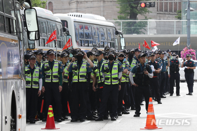 【서울=뉴시스】 이윤청 기자 = 경찰 트럼프 대통령 방한 기간인 29~30일 서울에 최고 수위 비상령인 갑(甲)호 비상이 내려졌다. 서울 도심에서 트럼프 대통령 방한 찬반집회가 잇따라 열리고 있는 29일 서울 중구 서울시청 인근에 경찰인력이 배치되어 있다. 2019.06.29. radiohead@newsis.com