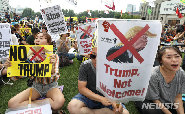 【서울=뉴시스】 이윤청 기자 = 29일 서울 중구 서울광장에서 열린 '무기강매 규탄! 대북제재 중단! 내정간섭 중단! 평화위협 규탄! NO트럼프 범국민대회'에서 참석자들이 트럼프 방한을 반대하는 구호를 외치고 있다. 2019.06.29. radiohead@newsis.com