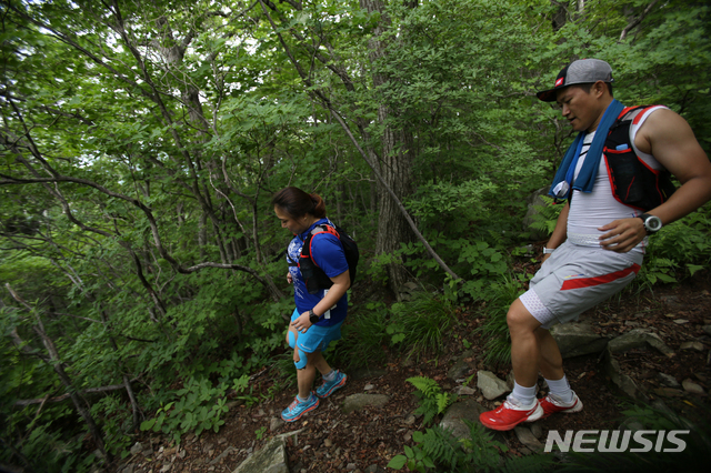 【평창=뉴시스】김경목 기자 = '2019 평창 발왕산 트레일 18K(㎞)' 대회 개막(8월25일)을 두 달여 앞둔 29일 오후 트레일 러너들이 강원도 평창 발왕산에서 트레일 코스의 안전성과 흥미성 등을 점검하기 위해 엄홍길 코스에서 트레일러닝을 하고 있다. 2019.06.29. photo31＠newsis.com