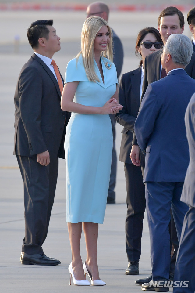 【서울=뉴시스】사진공동취재단 = 도널드 트럼프 미국 대통령의 딸 이방카 백악관 보좌관이 29일 오후 경기도 오산 미 공군기지를 통해 입국하고 있다. 2019.06.29. photo@newsis.com