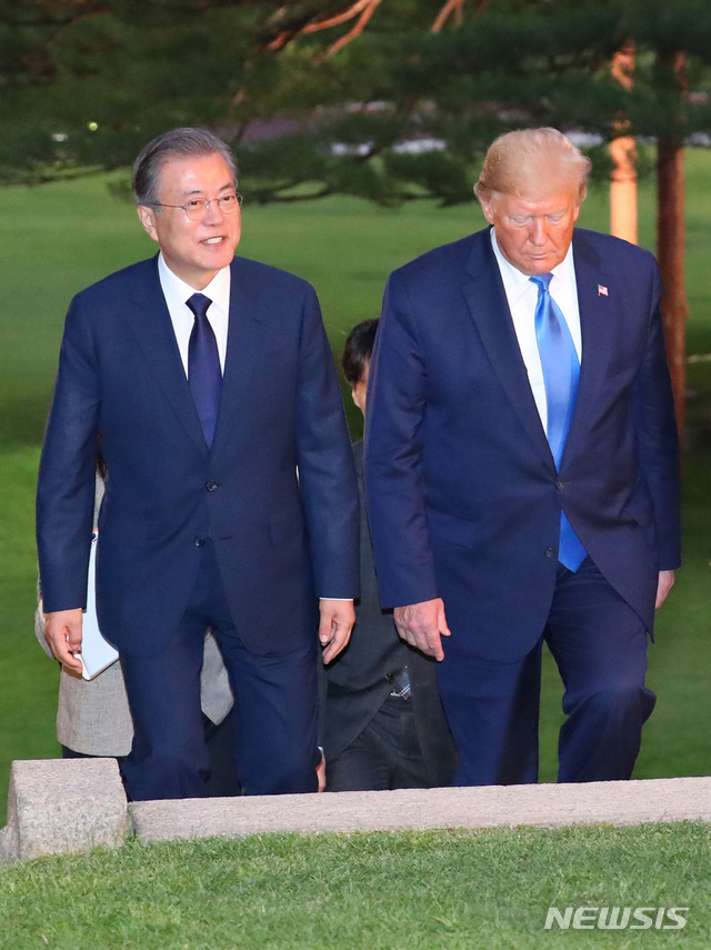 【서울=뉴시스】전신 기자 = 문재인 대통령이 29일 청와대 본관 녹지원에서 도널드 트럼프 미국 대통령을 만나 친교 만찬장인 상춘재로 향하고 있다. 2019.06.29. photo1006@newsis.com