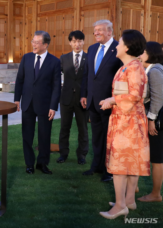 【서울=뉴시스】전신 기자 = 문재인 대통령과 부인 김정숙 여사가 29일 친교 만찬장인 청와대 상춘재 앞에서 도널드 트럼프 미국 대통령과 담소를 나누고 있다. 2019.06.29. photo1006@newsis.com