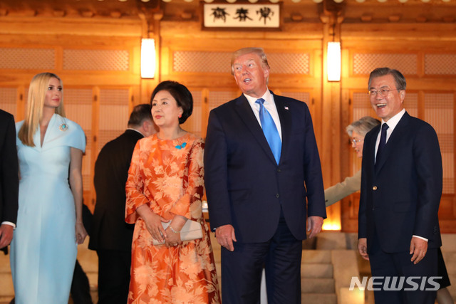 【서울=뉴시스】전신 기자 = 문재인 대통령과 부인 김정숙 여사가 29일 친교 만찬장인 청와대 상춘재 앞에서 도널드 트럼프 미국 대통령과 기념촬영을 하고 있다. 왼쪽은 트럼 대통령의 딸인 이방카 백악관 보좌관. 2019.06.29. photo1006@newsis.com