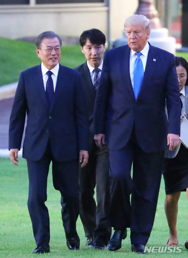 【서울=뉴시스】전신 기자 = 문재인 대통령이 29일 청와대 본관 녹지원에서 도널드 트럼프 미국 대통령을 만나 친교 만찬장인 상춘재로 향하고 있다. 2019.06.29. photo1006@newsis.com