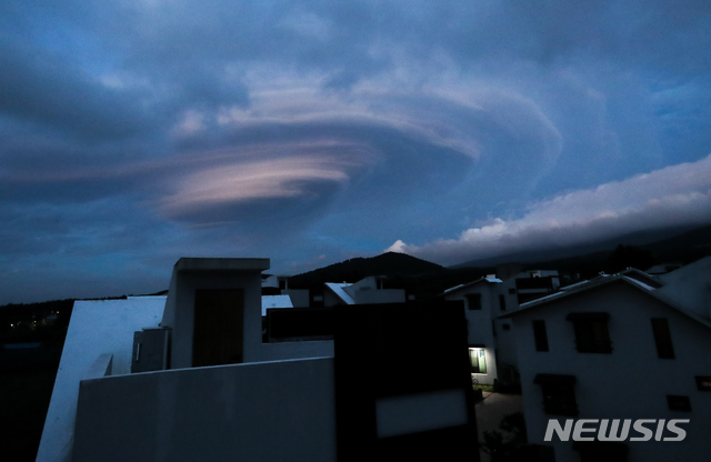 【제주=뉴시스】우장호 기자 = 강풍주의보가 내려진 29일 오후 제주시 하늘에 바람이 강한 날씨에 형성되는 일명 '렌즈구름'이 떠올라 눈길을 사로잡고 있다. 2019.06.29. woo1223@newsis.com