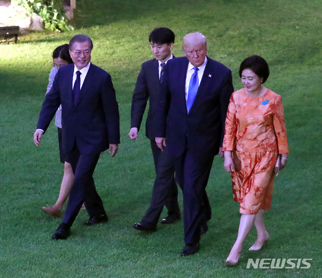 【서울=뉴시스】전신 기자 = 문재인 대통령과 부인 김정숙 여사가 29일 청와대 녹지원에서 도널드 트럼프 미국 대통령과 함께 친교 만찬장인 상춘재로 향하고 있다. 2019.06.29. photo1006@newsis.com