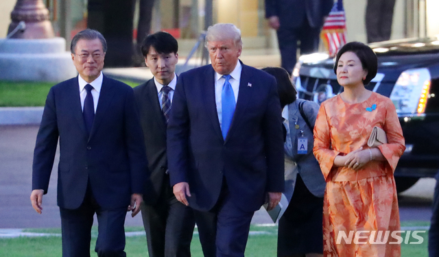 【서울=뉴시스】전신 기자 = 문재인 대통령과 부인 김정숙 여사가 29일 청와대 녹지원에서 도널드 트럼프 미국 대통령과 함께 친교 만찬장인 상춘재로 향하고 있다. 2019.06.29. photo1006@newsis.com