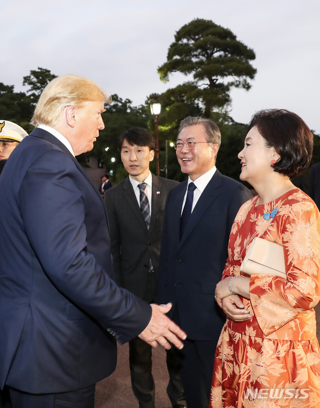 【서울=뉴시스】전신 기자 = 문재인 대통령과 부인 김정숙 여사가29일 청와대 여민관 앞에서 도널드 트럼프 미국 대통령을 맞이하고 있다. 2019.06.29. photo1006@newsis.com