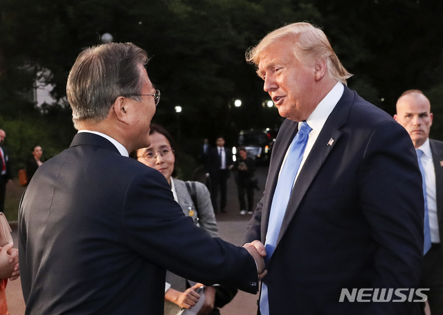 【서울=뉴시스】전신 기자 = 문재인 대통령과 부인 김정숙 여사가29일 청와대 여민관 앞에서 도널드 트럼프 미국 대통령을 맞이하고 있다. 2019.06.29. photo1006@newsis.com