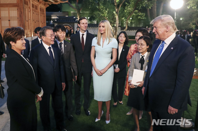 【서울=뉴시스】전신 기자 = 도날드 트럼프 미국 대통령이 29일 문재인 대통령과 친교 만찬에 앞서 청와대 상춘재 앞에서 박세리 선수와 대화를 하고 있다. 가운데는 트럼프 대통령의 딸인 이방카와 사위 재러드 쿠슈너. 2019.06.29. photo1006@newsis.com