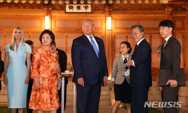 【서울=뉴시스】전신 기자 = 문재인 대통령과 도널드 트럼프 미국 대통령이 29일 청와대 상춘재에서 열린 친교 만찬에 입장하며 외신기자의 질문을 받고 있다. 2019.06.29. photo1006@newsis.com