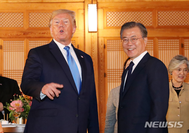 【서울=뉴시스】전신 기자 = 문재인 대통령과 도널드 트럼프 미국 대통령이 29일 청와대 상춘재에서 열린 친교 만찬에 입장하며 외신기자 질문에 답하고 있다. 2019.06.29. photo1006@newsis.com