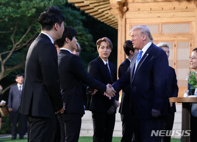 【서울=뉴시스】전신 기자 = 도널드 트럼프 미국 대통령이 29일 청와대 상춘재에서 열린 친교 만찬에 앞서 아이돌그룹 엑소와 인사하고 있다. 2019.06.29. photo1006@newsis.com