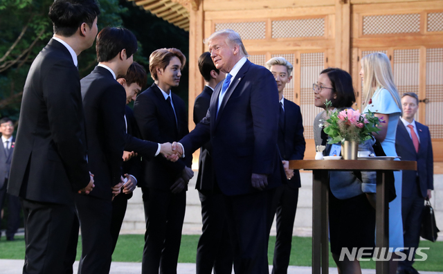 【서울=뉴시스】전신 기자 = 도널드 트럼프 미국 대통령이 29일 청와대 상춘재에서 열린 친교 만찬에 앞서 아이돌그룹 엑소와 인사하고 있다. 2019.06.29. photo1006@newsis.com