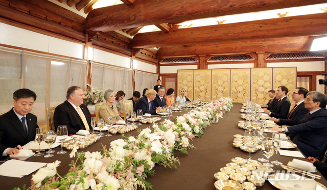 【서울=뉴시스】전신 기자 = 문재인 대통령과 도널드 트럼프 미국 대통령이 29일 청와대 상춘재에서 친교 만찬을 하고 있다. 2019.06.29. photo1006@newsis.com