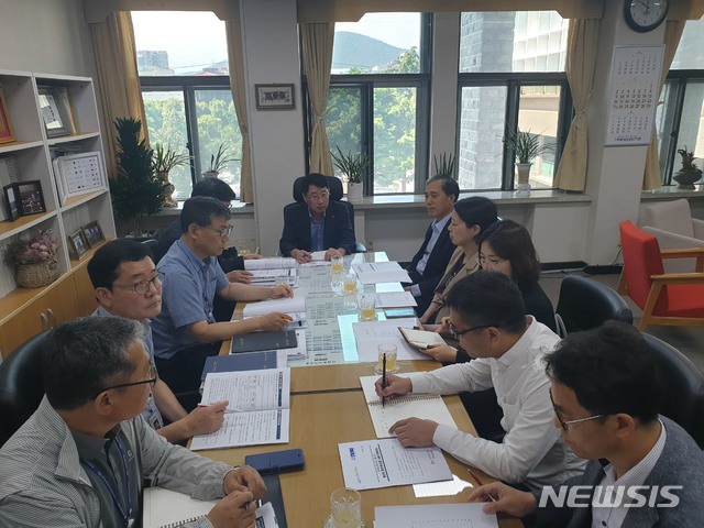 【제주=뉴시스】 중단된 제주헬스케어타운 조성사업 재개방안을 찾기 위한 회의가 지난 28일 제주도청에서 안동우 제주 정무부지사, 양기철 도 관광국장, 박현철 JDC 투자사업본부장, 김기영 의료사업처장, 녹지제주(유) 사장 등이 참석한 가운데 열렸다. (사진= JDC 제공)