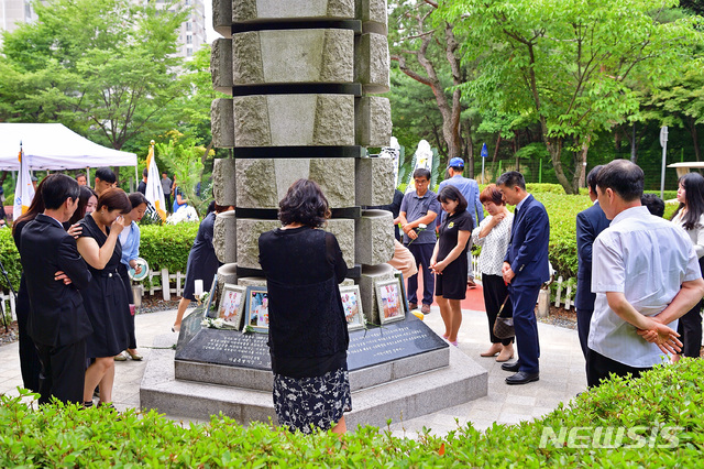 【서울=뉴시스】서울 송파구는 30일 오전 마천동 송파안전체험교육관 추모비 앞 광장에서 '씨랜드 화재 희생자 20주기 추모제'를 열었다. 2019.06.30. (사진=송파구 제공)