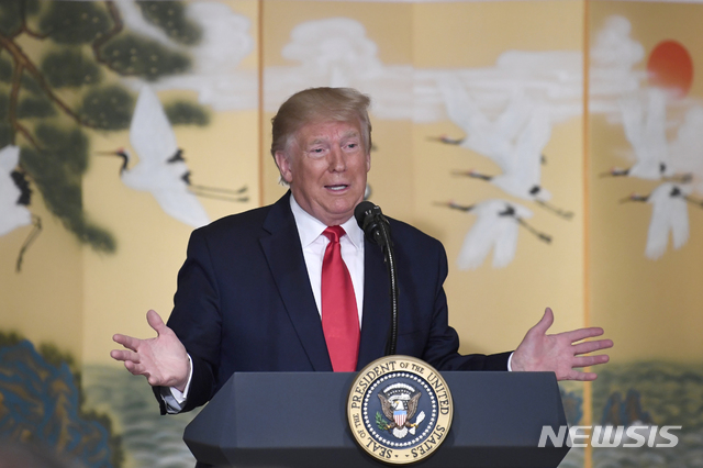 【서울=AP/뉴시스】도널드 트럼프 미국 대통령이 30일 오전 서울 하얏트 호텔에서 '트럼프 대통령 국내 경제인 대화'가 열려 국내 주요 대기업 총수들과 만나 연설하고 있다. 이날 간담회에는 이재용 삼성전자 부회장, 정의선 현대차그룹 부회장, 최태원 SK그룹 회장, 권영수 LG그룹 부회장, 신동빈 롯데그룹 회장 등 5대 그룹 총수를 비롯해 대기업 총수 20여 명이 참석한 것으로 알려졌다. 2019.06.30.