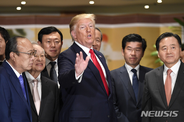 【서울=AP/뉴시스】도널드 트럼프 미국 대통령이 30일 오전 서울 하얏트 호텔에서 '트럼프 대통령 국내 경제인 대화'가 열려 국내 주요 대기업 총수들과 만나 얘기를 나누고 있다. 이날 간담회에는 이재용 삼성전자 부회장, 정의선 현대차그룹 부회장, 최태원 SK그룹 회장, 권영수 LG그룹 부회장, 신동빈 롯데그룹 회장 등 5대 그룹 총수를 비롯해 대기업 총수 20여 명이 참석했다. 2019.06.30.