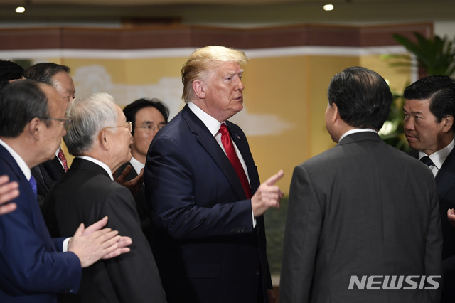 【서울=AP/뉴시스】도널드 트럼프 미국 대통령이 30일 오전 서울 하얏트 호텔에서 '트럼프 대통령 국내 경제인 대화'가 열려 국내 주요 대기업 총수들과 만나 얘기를 나누고 있다. 이날 간담회에는 이재용 삼성전자 부회장, 정의선 현대차그룹 부회장, 최태원 SK그룹 회장, 권영수 LG그룹 부회장, 신동빈 롯데그룹 회장 등 5대 그룹 총수를 비롯해 대기업 총수 20여 명이 참석했다. 2019.06.30.