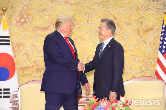 【서울=뉴시스】전신 기자 = 문재인 대통령이 30일 청와대 본관에서 도널드 트럼프 미국 대통령과 한미 정상회담에 앞서 악수하고 있다. 2019.06.30.&nbsp; photo1006@newsis.com 