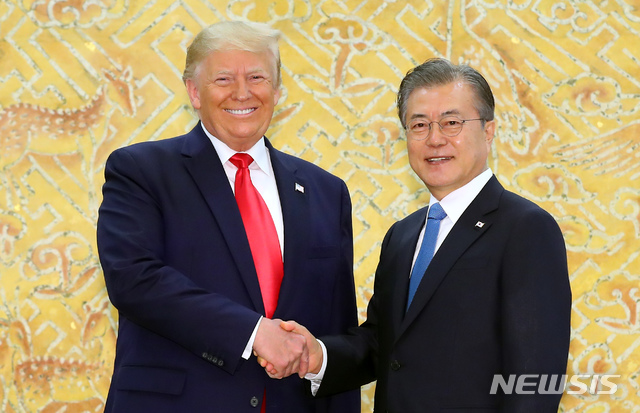 【서울=뉴시스】전신 기자 = 문재인 대통령이 30일 청와대 본관에서 도널드 트럼프 미국 대통령과 한미 정상회담에 앞서 악수하고 있다. 2019.06.30.&nbsp; photo1006@newsis.com 