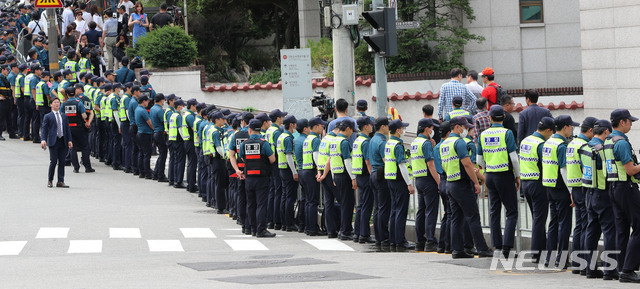 【서울=뉴시스】박주성 기자 = 30일 오전 도널드 트럼프 미국 대통령이 묵고 있는 서울 남산 그랜드 하얏트 서울 호텔을 경찰들이 애워싸고 있다. 2019.06.30. park7691@newsis.com