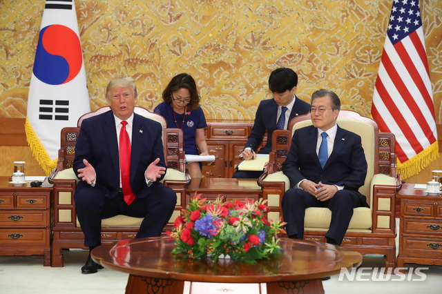 【서울=뉴시스】전신 기자 = 문재인 대통령이 30일 청와대 본관에서 도널드 트럼프 미국 대통령과 한미 정상회담을 하고 있다. 2019.06.30. photo1006@newsis.com