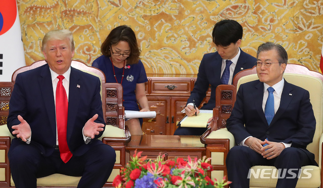 【서울=뉴시스】전신 기자 = 문재인 대통령이 30일 청와대 본관에서 도널드 트럼프 미국 대통령과 한미 정상회담을 하고 있다. 2019.06.30. photo1006@newsis.com