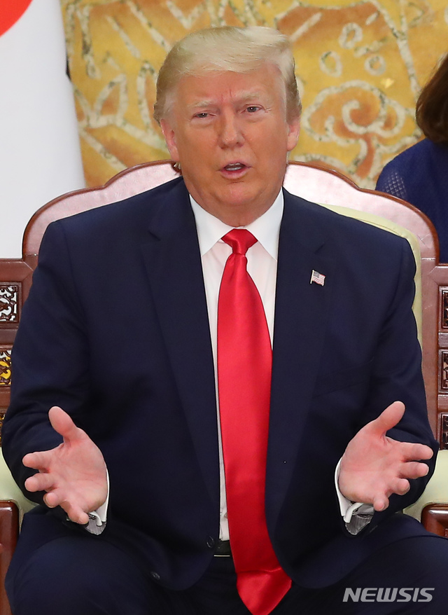【서울=뉴시스】전신 기자 = 도널드 트럼프 미국 대통령이 30일 청와대 본관에서 문재인 대통령과의 한미 정상회담에서 발언하고 있다. 2019.06.30. photo1006@newsis.com