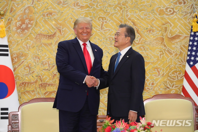 【서울=뉴시스】전신 기자 = 문재인 대통령이 30일 청와대 본관에서 도널드 트럼프 미국 대통령과 한미 정상회담에 앞서 악수하고 있다. 2019.06.30. photo1006@newsis.com