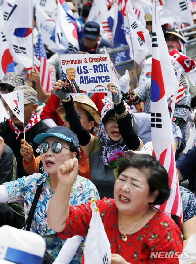 【서울=뉴시스】최동준 기자 = 우리공화당, 보수단체 회원들이 30일 서울 청계광장에서 트럼프 환영 집회를 열고 한미동맹 강화를 촉구하고 있다. 2019.06.30. photocdj@newsis.com