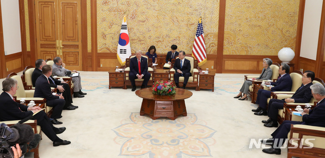 【서울=뉴시스】전신 기자 = 문재인 대통령이 30일 청와대 본관에서 도널드 트럼프 미국 대통령과 한미 정상회담을 하고 있다. 2019.06.30. photo1006@newsis.com