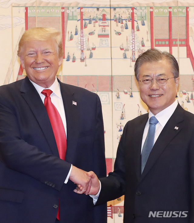 【서울=뉴시스】전신 기자 = 문재인 대통령과 도널드 트럼프 미국 대통령이 30일 청와대 본관을 들어서며 기념촬영을 하고 있다. 2019.06.30. photo1006@newsis.com