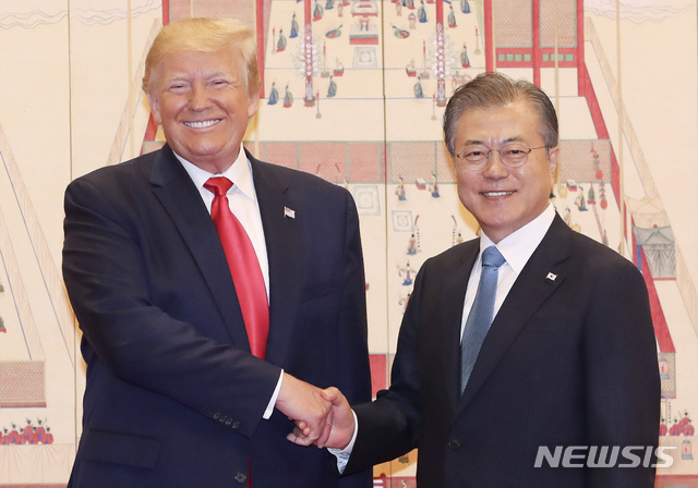 【서울=뉴시스】전신 기자 = 문재인 대통령과 도널드 트럼프 미국 대통령이 30일 청와대 본관을 들어서며 기념촬영을 하고 있다. 2019.06.30. photo1006@newsis.com