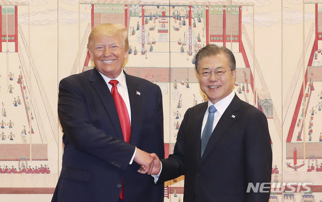 【서울=뉴시스】전신 기자 = 문재인 대통령과 도널드 트럼프 미국 대통령이 30일 청와대 본관을 들어서며 기념촬영을 하고 있다. 2019.06.30. photo@newsis.com