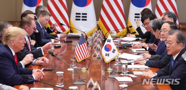 【서울=뉴시스】전신 기자 = 문재인 대통령이 30일 청와대 본관에서 도널드 트럼프 미국 대통령과 확대 회담을 하고 있다. 2019.06.30. photo1006@newsis.com