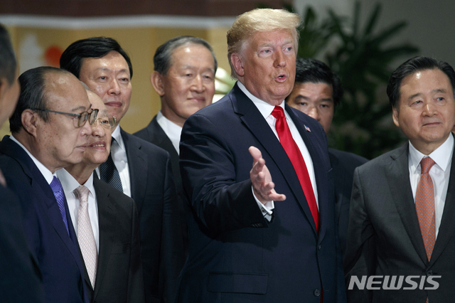 【서울=AP/뉴시스】도널드 트럼프 미국 대통령이 30일 오전 서울 하얏트 호텔에서 '트럼프 대통령 국내 경제인 대화'가 열려 국내 주요 대기업 총수들과 만나 얘기를 나누고 있다.&nbsp; 이날 간담회에는 이재용 삼성전자 부회장, 정의선 현대차그룹 부회장, 최태원 SK그룹 회장, 권영수 LG그룹 부회장, 신동빈 롯데그룹 회장 등 5대 그룹 총수를 비롯해 대기업 총수 20여 명이 참석했다. 2019.06.30. 