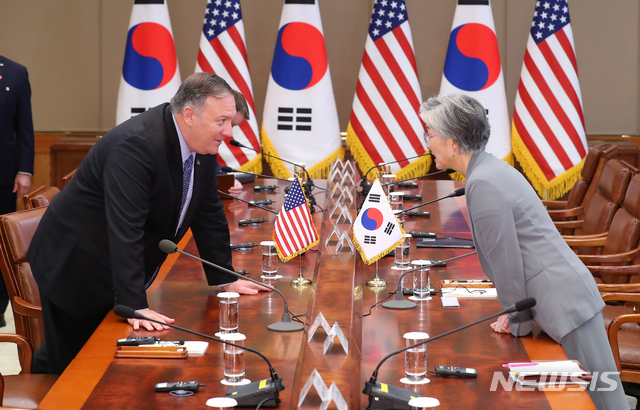 【서울=뉴시스】전신 기자 = 30일 청와대 본관에서 열린 한미 확대 회담 겸 오찬에 앞서 강경화 외교부 장관과 마이크 폼페이오 미 국무부 장관이 대화하고 있다. 2019.06.30.&nbsp; photo1006@newsis.com