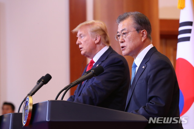 【서울=뉴시스】전신 기자 = 문재인 대통령이 30일 청와대 본관에서 도널드 트럼프 미국 대통령과 공동기자회견을 하고 있다. 2019.06.30.&nbsp; photo1006@newsis.com 