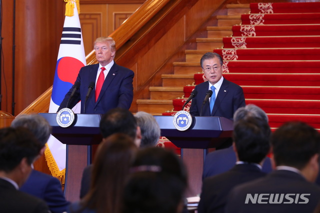 【서울=뉴시스】전신 기자 = 문재인 대통령이 30일 청와대 본관에서 도널드 트럼프 미국 대통령과 공동기자회견을 하고 있다. 2019.06.30. photo1006@newsis.com