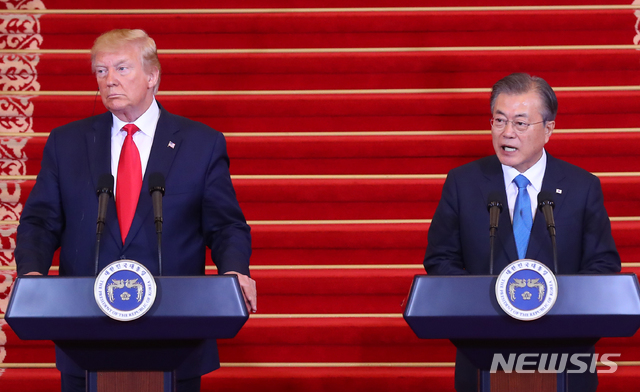 【서울=뉴시스】전신 기자 = 문재인 대통령이 30일 청와대 본관에서 도널드 트럼프 미국 대통령과 공동기자회견을 하고 있다. 2019.06.30. photo1006@newsis.com