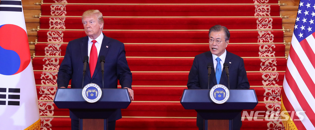 【서울=뉴시스】전신 기자 = 문재인 대통령이 30일 청와대 본관에서 도널드 트럼프 미국 대통령과 공동기자회견을 하고 있다. 2019.06.30. photo1006@newsis.com