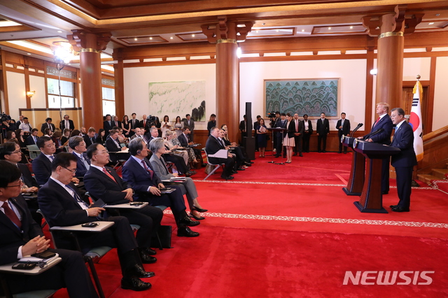 【서울=뉴시스】전신 기자 = 문재인 대통령이 30일 청와대 본관에서 도널드 트럼프 미국 대통령과 공동기자회견을 하고 있다. 2019.06.30. photo1006@newsis.com