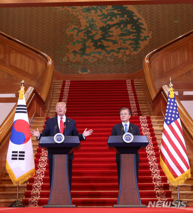 【서울=뉴시스】전신 기자 = 문재인 대통령이 30일 청와대 본관에서 도널드 트럼프 미국 대통령과 공동기자회견을 하고 있다. 2019.06.30. photo1006@newsis.com