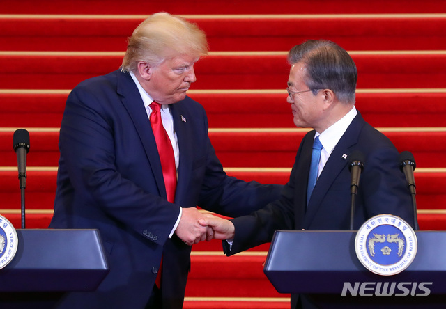 【서울=뉴시스】전신 기자 = 문재인 대통령이 30일 청와대 본관에서 열린 공동기자회견에서 모두발언을 마친 뒤 도널드 트럼프 미국 대통령과 악수하고 있다. 2019.06.30. photo1006@newsis.com