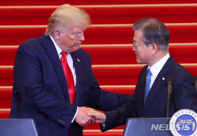 [서울=뉴시스]]2017년 문재인 당시 대통령 방한으로 성사된 한미정상회담에서 북핵, 고도미사일방어체계(사드·THAAD) 문제 등을 두고 양측간 상당한 의견차가 있었다고 허버트 맥매스터 전 국가안보보좌관이 27일(현지시각) 공개한 회고록 '우리 자신과의 전쟁에서 : 트럼프 백악관에서 나의 임무 수행'에서 밝혔다. 사진은 문재인 당시 대통령이 2019년 6월30일 청와대 본관에서 열린 공동기자회견에서 모두발언을 마친 뒤 도널드 트럼프 미국 대통령과 악수하는 모습. 2024.08.28.